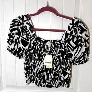 Monteau Los Angeles Black and White Linen Blend Cropped Puff Sleeve Top